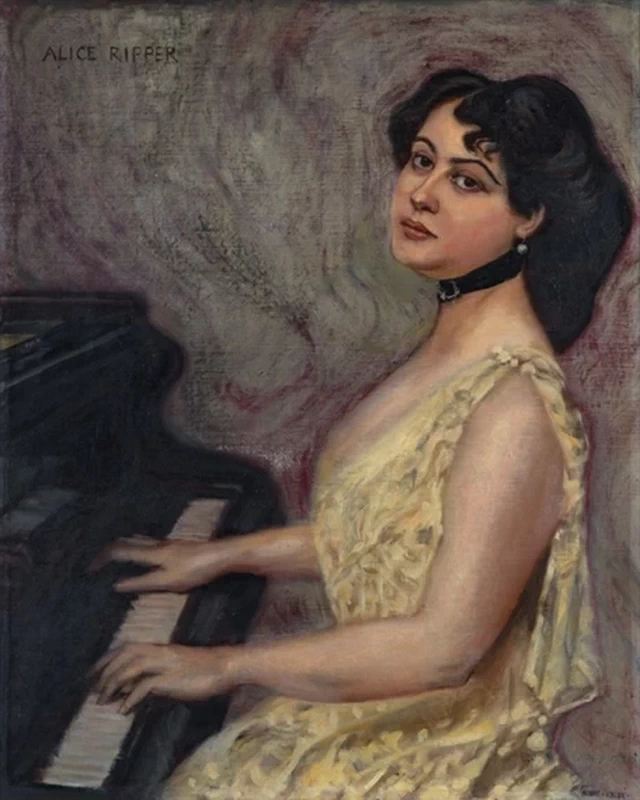 La pianista Alice Ripper al pianoforte a coda